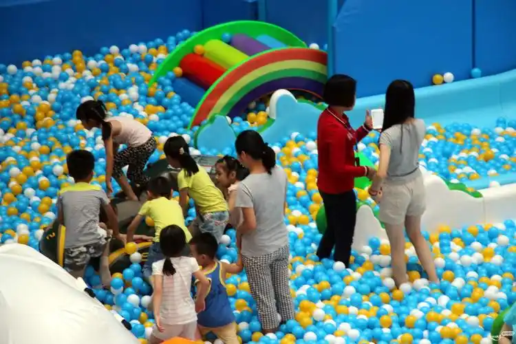 大商场里面的儿童玩场,很受儿童和家长的欢迎