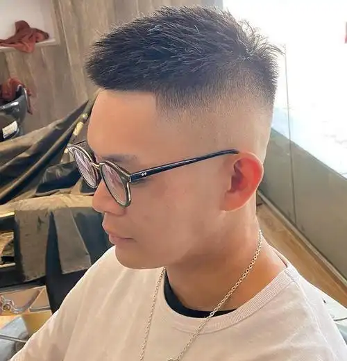 40岁男人别只会剪"平头",这几款发型才是最该剪的,成熟又帅气