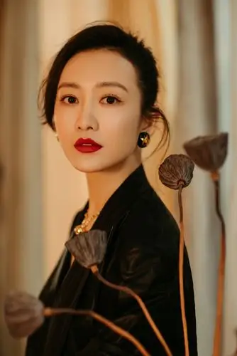 王鸥穿黑西装高马尾飒爽干练精致红唇气场十足