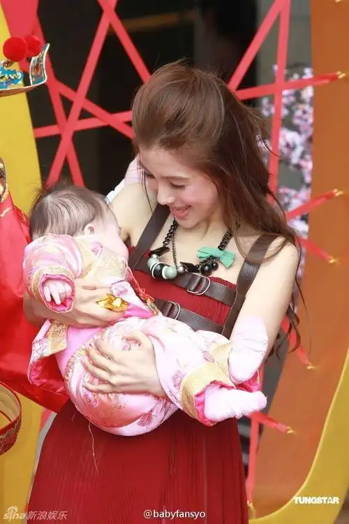 孩子王[挤眼]@angelababy 看看baby抱小孩的. 来自babyfansyo - 微博