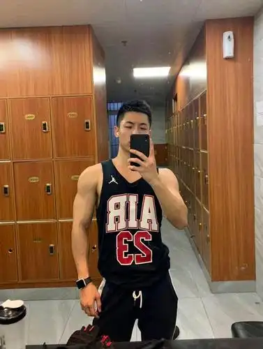 皮肤黝黑的肌肉型男,好养眼