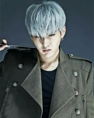 算上吴亦凡发型的白色呈现出不一样的感觉