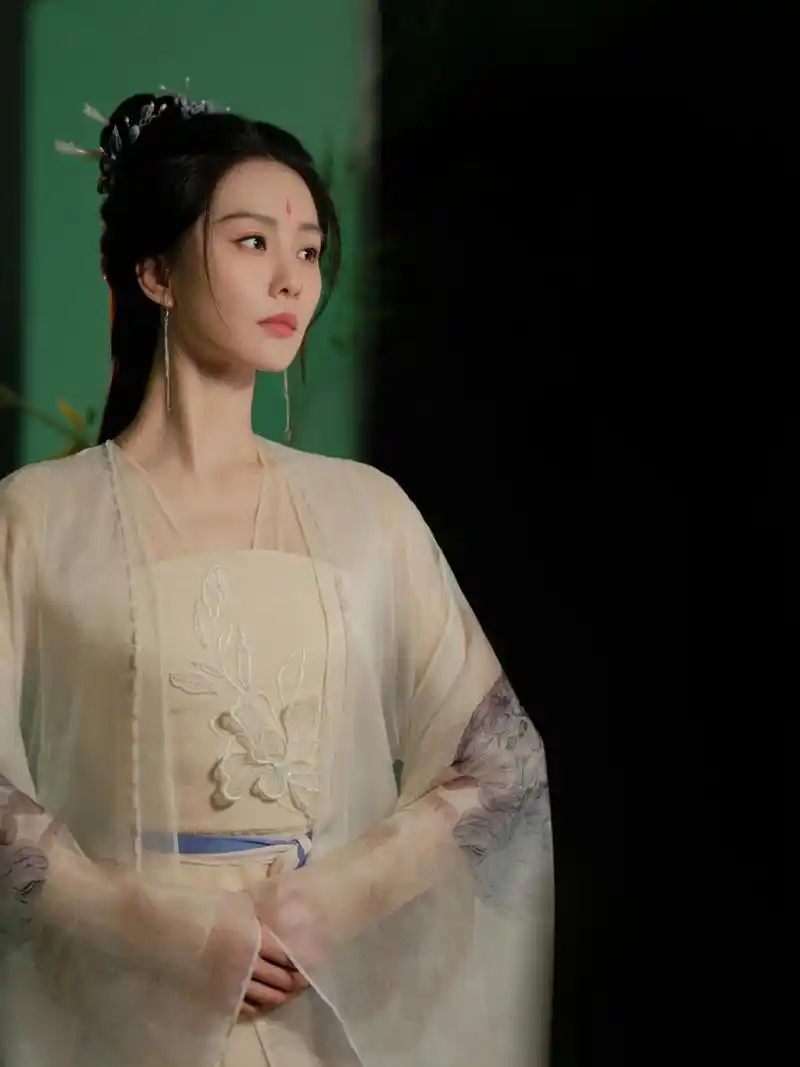 刘诗诗狐妖小红娘竹业篇新造型##刘诗诗# 新角色古装造型,一袭白衣
