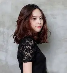 胖女生的发型减龄卷发,我想知道,脸有点胖的女生适合烫什么样的头发?