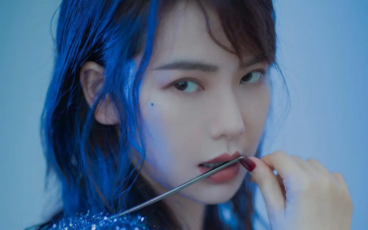 戚薇蓝发性感高清桌面壁纸-大陆明星-手机壁纸下载-美桌网