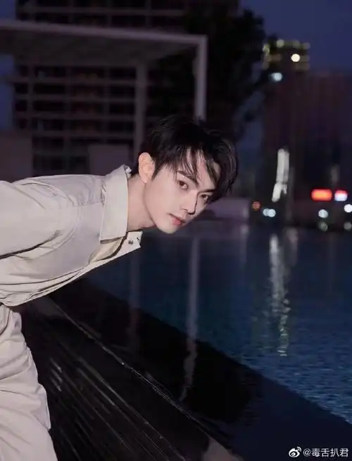 许凯天台暮色大片##许凯