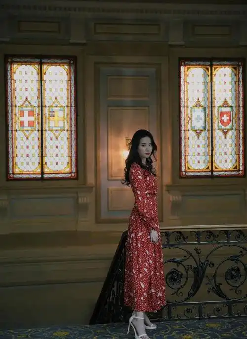 刘亦菲活动怼脸拍生图穿露肩裙斜方肌粗大颈纹圆脸太显老