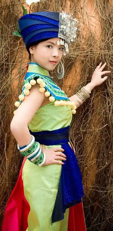 然而,来自湖北宜昌的怪奇歌手陈涓,就经常一人唱8种以上唱腔,一个人演