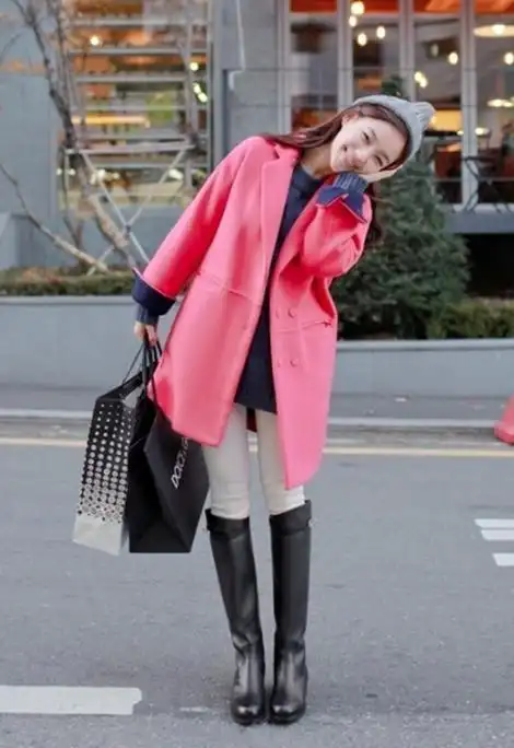 街拍达人,粉红色毛呢长款西装大衣 藏蓝色圆领毛衣 白色紧身牛仔裤