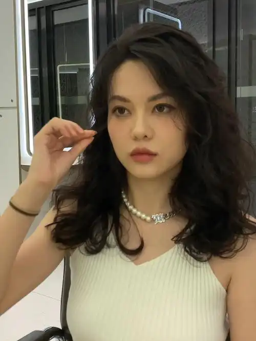 脸部立体感,还会在视觉上让脸看起来小一圈#上海烫发  #女生烫发发型