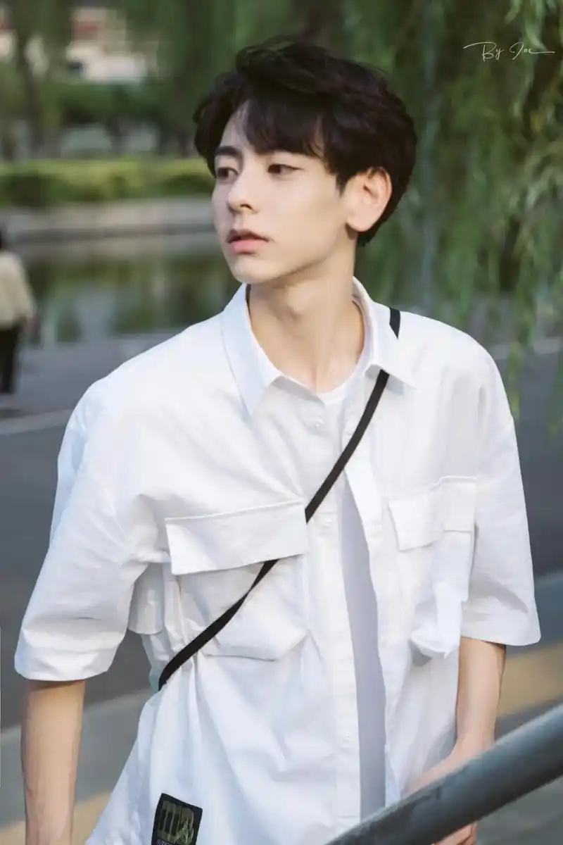 白衣正少年.#人像摄影 #抖音夏日光合季 #帅哥 - 抖音