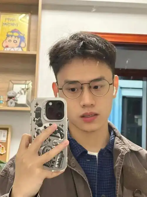 那么大家就可以剪上面这款露额两边铲发型,头发自然生长,刘海位置的