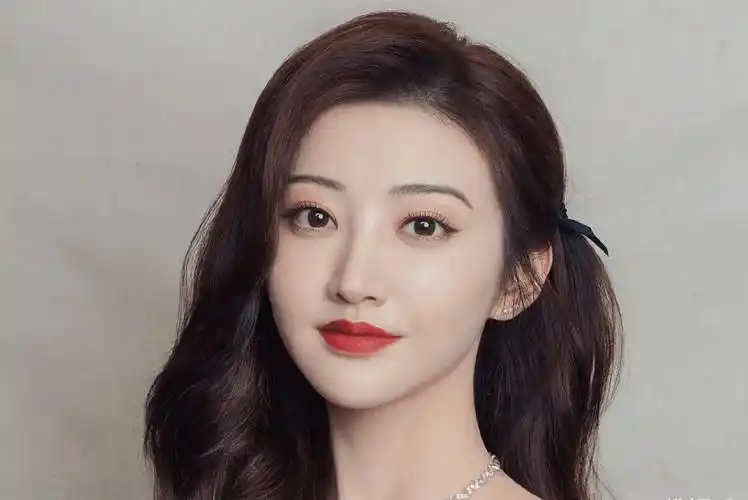 景甜根本不是浓颜系美女,她是标准的"正统大牡丹"长相_五官_轮廓_线条