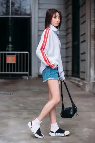 种丹妮清新甜美街拍,甜美的微笑,美不胜收!