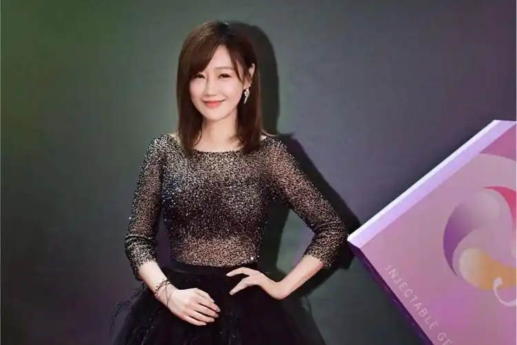 薛佳凝近照丝袜配凉鞋,露雪白双腿,41岁皮肤保养的真好!