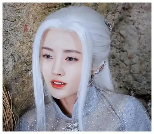 但后来也参演过不少古装剧,其中在《幻城》中她也就有白发的造型