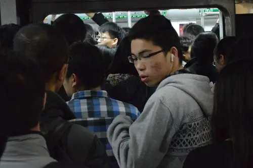 坐地铁北京上海哪里更拥挤?北京坐地铁的没有胖子,因为挤不上去