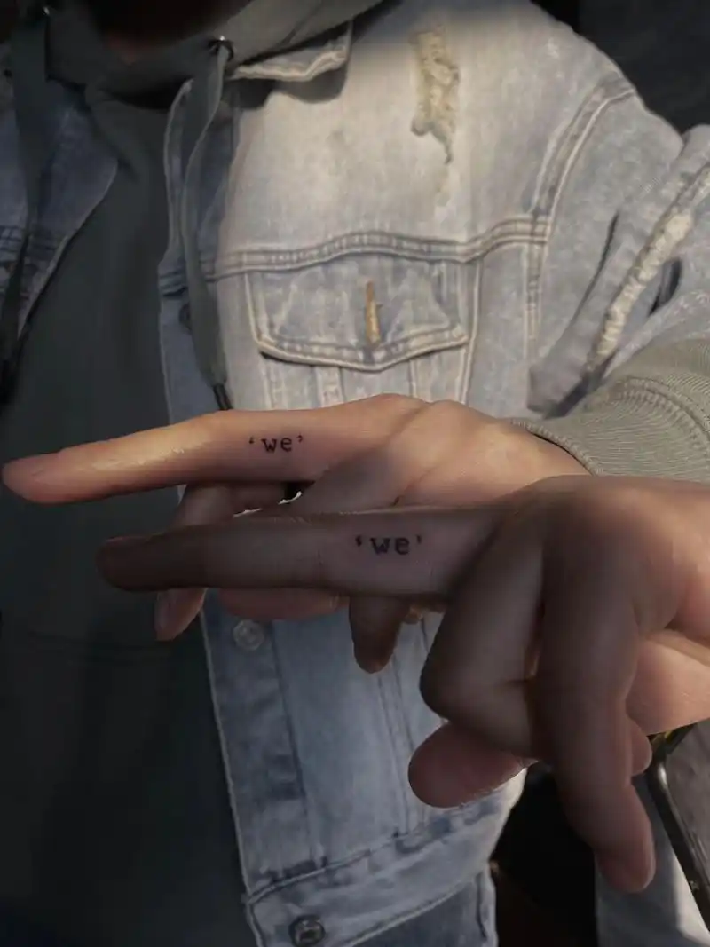 闺蜜纹身 混沌时有人坚持爱你 清醒后更应爱返此人 "we" 疼痛一颗星