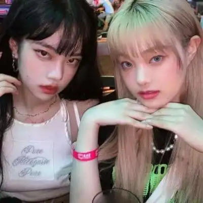 一对两张干净优质真人ins闺蜜头像在太阳落山之前