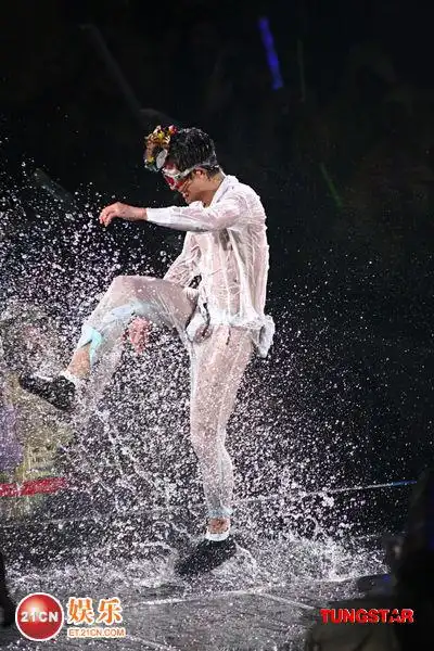 郭富城开唱湿身秀美肌女粉丝尖叫