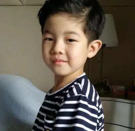 原创 有种"整容"叫沙溢的儿子安吉,别人长胖等于毁容,他却帅出新高