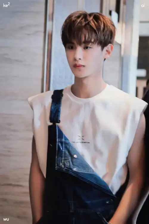 黄明昊背带裤造型上班