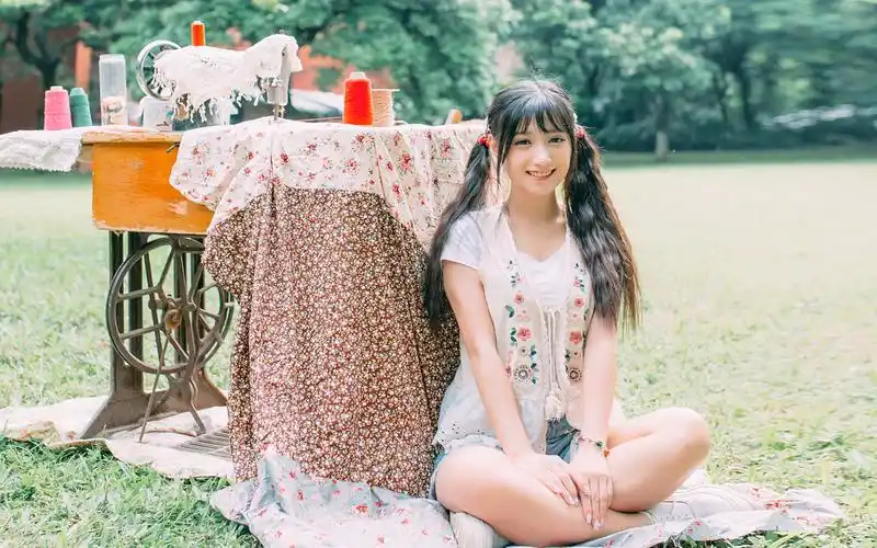 可爱美女夏日户外写真高清图片电脑桌面壁纸下载