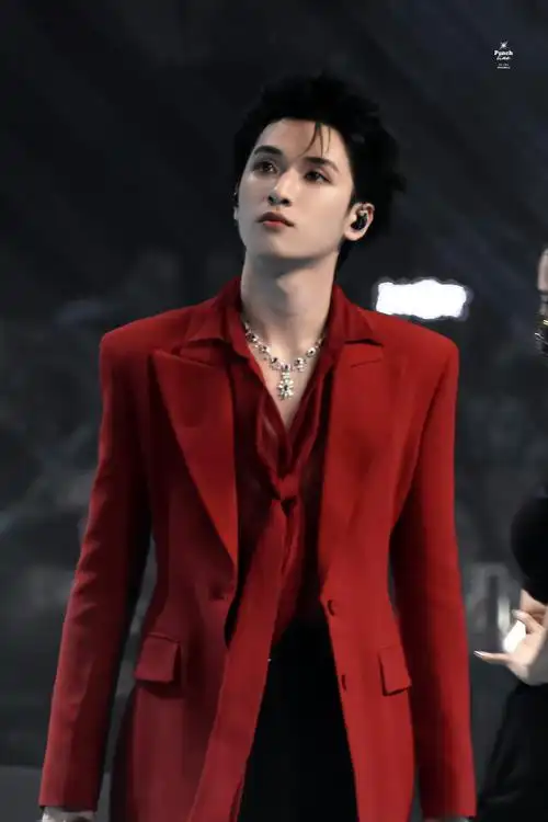 刘耀文张真源严浩翔与女伴舞热舞