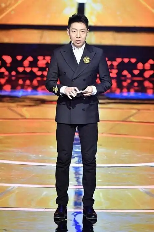 47岁撒贝宁告诉你:西装成套穿,色不过三,小个子也能穿