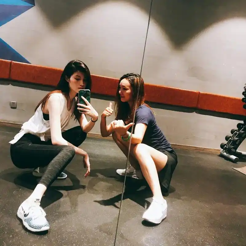 照片中,何穗大秀傲人长腿,清丽脱俗尽显仙姑气质.