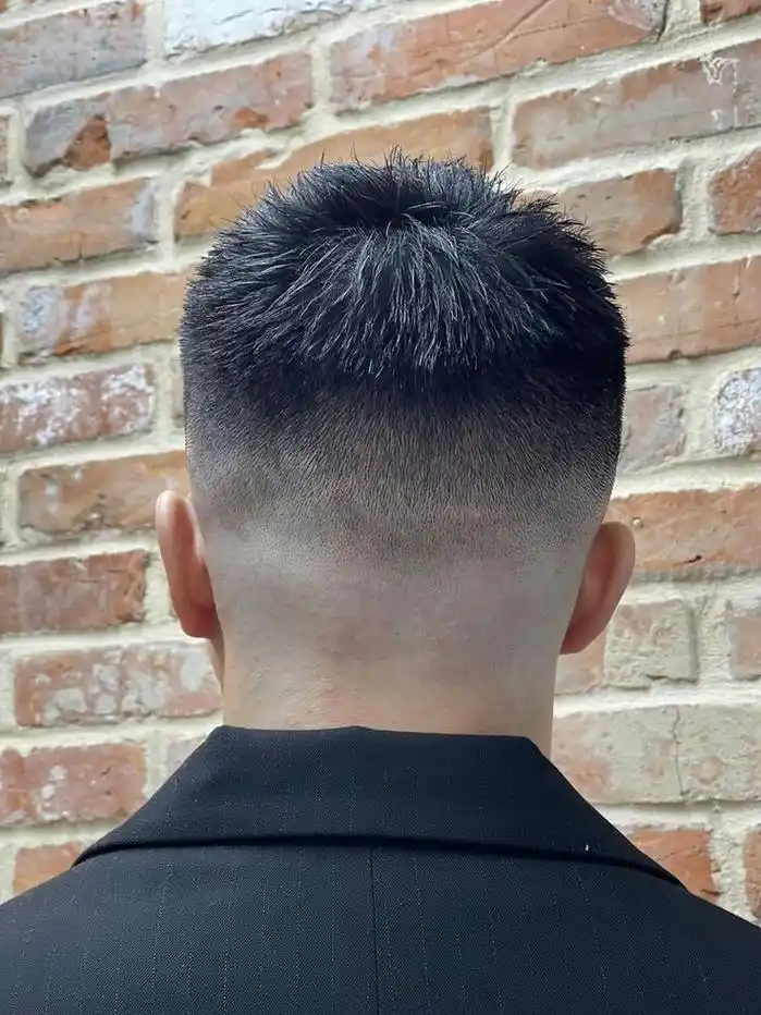 解锁渐变铲青发型:时尚界的流量密码,你get了吗