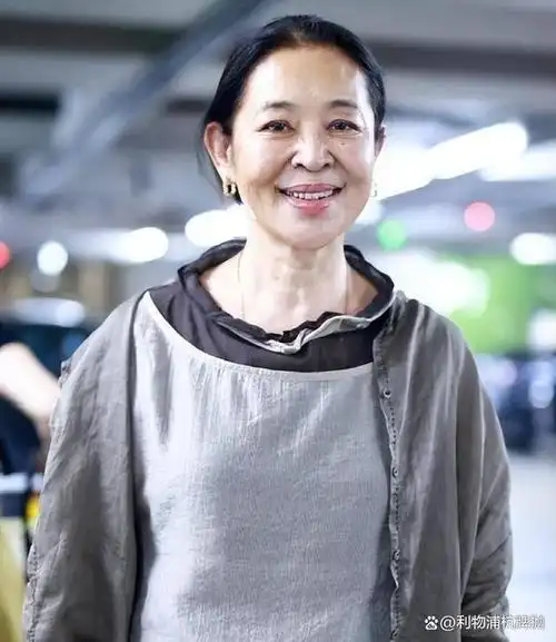 64岁倪萍太真实!不整容不扮嫩直面衰老,穿粗衣麻布气质仍优雅