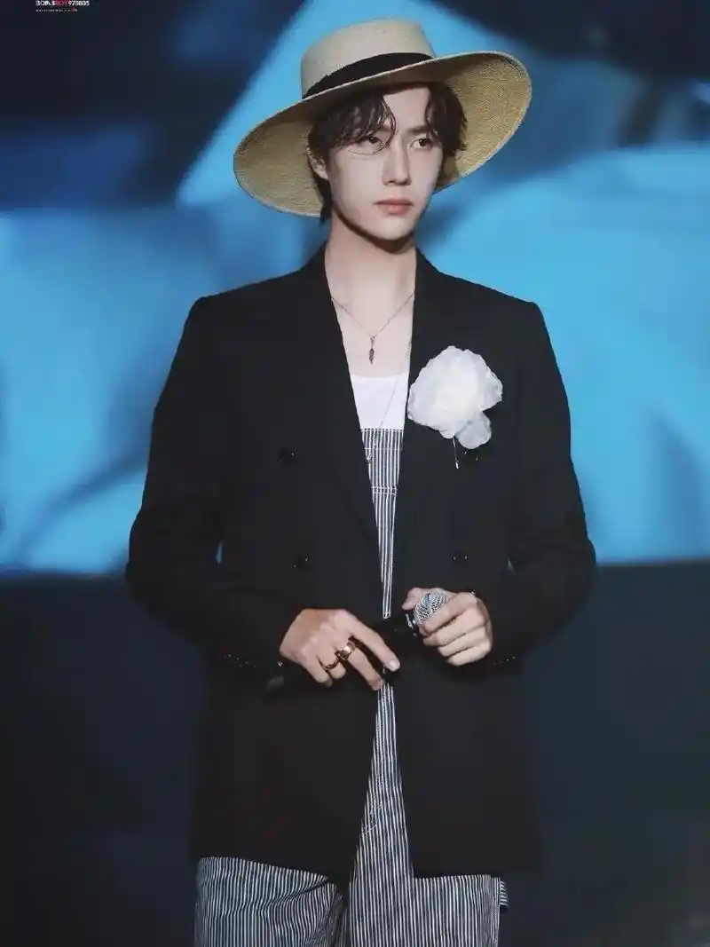 路飞装78白月光#王一博 - 抖音