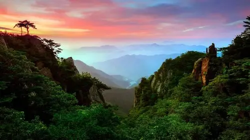 清新秀丽的山峰美景桌面壁纸