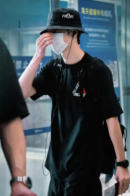 王一博出发泰国机场路透