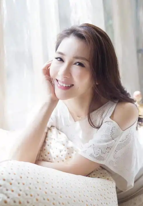 48岁黎姿晒海边美照露肩吊带配丸子头这气质20岁姑娘比不了