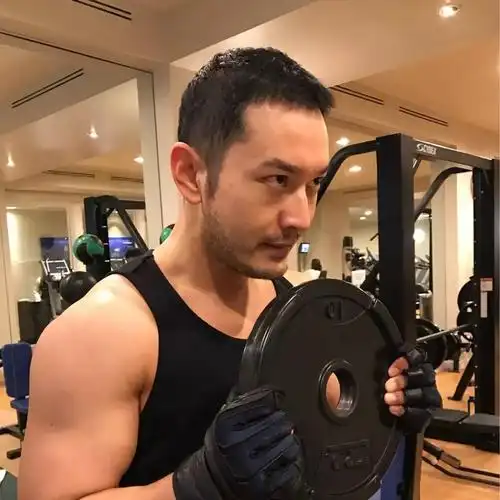 黄晓明"拜师"史泰龙演动作大片一路"硬"到好莱坞,从害羞boy到中国硬汉