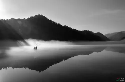 这里的山水静悄悄----(祝贺荣获黑白影像首页精华!