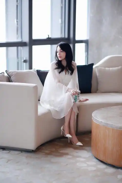 36岁张韶涵的新发型你见过没, 嫩回18岁, 配上衬衫更是美出新天际