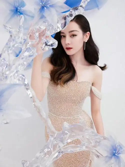 迪丽热巴穿抹胸高开叉薄纱裙风情万种美艳动人