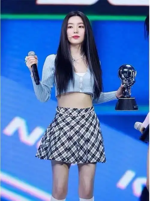 裙子越短,腿越长!|抹胸|脸蛋|穿搭|裴珠泫_网易订阅