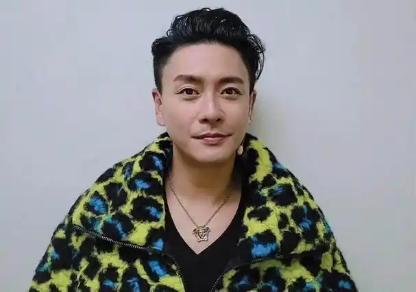 香港知名男星新剧主动要求加床戏!