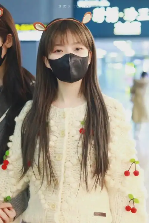 陈卓璇今日机场私服分享,立体毛绒樱桃钩针毛衣搭配浅色牛仔裤和贝壳