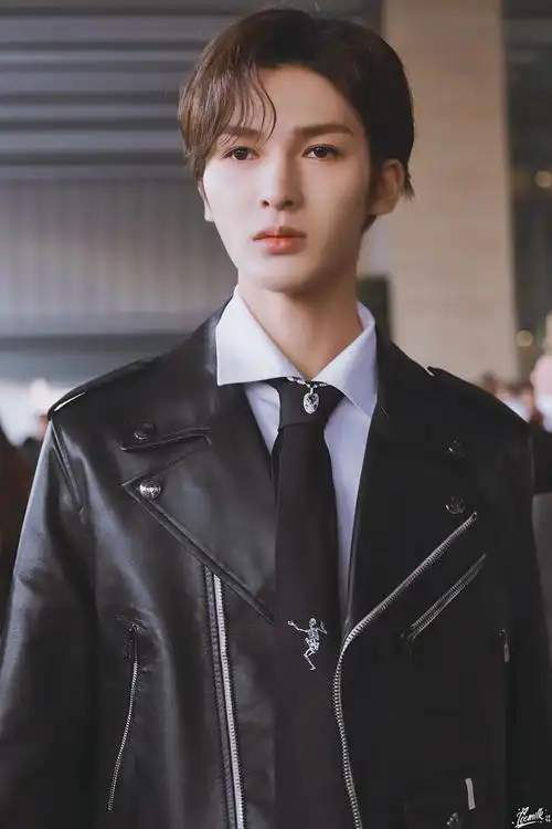 朱正廷费加罗风尚盛典红毯造型帅气来袭 撩发造型性感禁欲演绎贵气