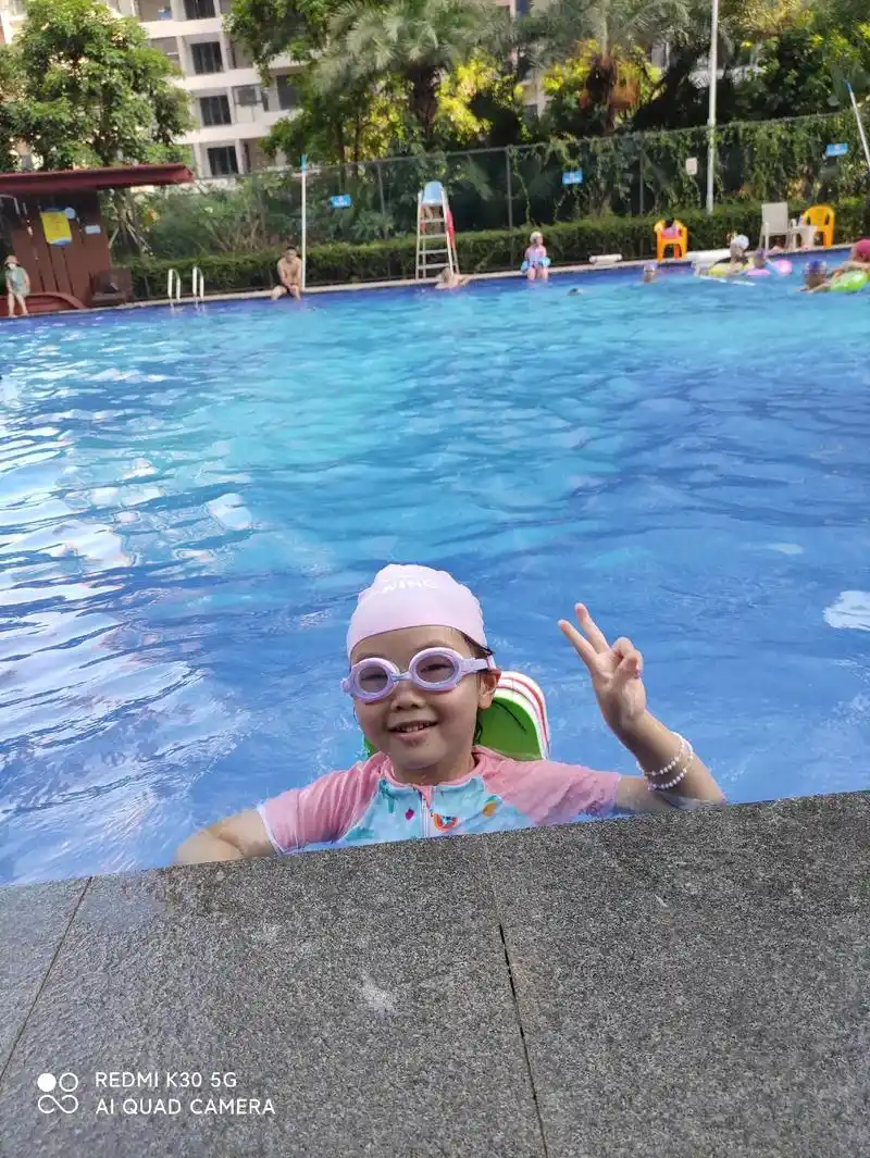这个夏天除了热什么都好 ,萌宝开开心心去游泳#只有照片能记 - 抖音