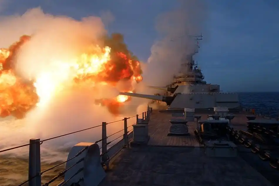 美军战列舰主炮齐射 开火瞬间场面震撼