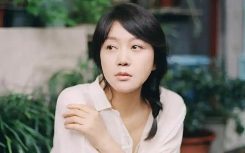 闫妮回应网友微醺状态的评价,一如既往微醺风,满脸无辜惹爆笑