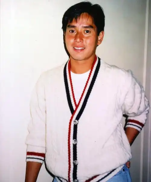 自称"年年25岁"的香港80年代乐坛巨星谭咏麟,校长年轻很帅