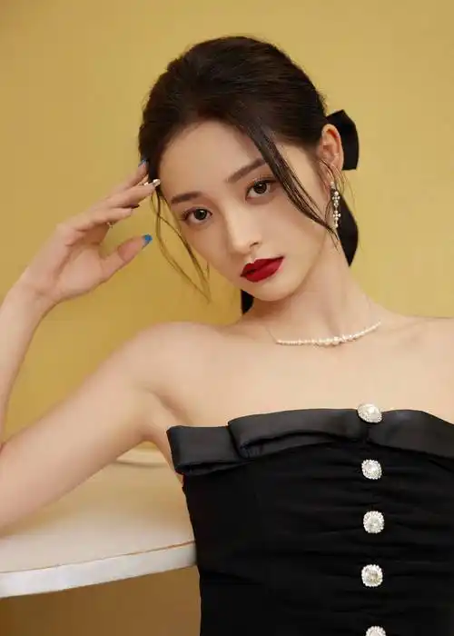 周洁琼着黑色抹胸连体裤 锁骨精致大秀修长美腿