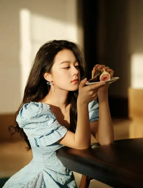 赵今麦穿泡泡袖蓝裙露美腿卷发迷人似公主